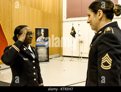 2 Lt. Shaunita M. Allicock, un recentemente commissionato ufficiale della New York Army National Guard, riceve il suo primo saluto da Sgt. 1. Classe Melissa Guckian, durante il secondo battaglione, 106ª Reggimento regionale istituto di formazione, candidato ufficiale della scuola di 61o la messa in funzione della classe di graduazione, Agosto 20, 2016. (U.S. Esercito nazionale Guard foto di Capt. Amy Hanna) Foto Stock