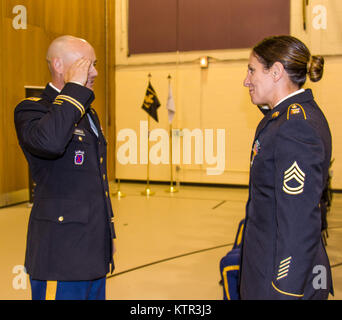 2 Lt. Anthony M. Zegarelli, un recentemente commissionato ufficiale della New York Army National Guard, riceve il suo primo saluto da Sgt. 1. Classe Melissa Guckian, durante il secondo battaglione, 106ª Reggimento regionale istituto di formazione, candidato ufficiale della scuola di 61o la messa in funzione della classe di graduazione, Agosto 20, 2016. (U.S. Esercito nazionale Guard foto di Capt. Amy Hanna) Foto Stock