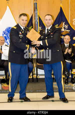 Lt. Col. Tagliafierro presenta 2 Lt. Benjamin E. Potts, un recentemente commissionato officer in New York Esercito Nazionale Protezione con il premio accademico. L'Academic Award viene conferito al candidato con la più alta media accademica sui dieci moduli di esame dato durante il candidato ufficiale della scuola durante il secondo battaglione, 106ª Reggimento regionale istituto di formazione, candidato ufficiale della scuola di 61o la messa in funzione della classe di graduazione, Agosto 20, 2016. (U.S. Esercito nazionale Guard foto di Capt. Amy Hanna) Foto Stock