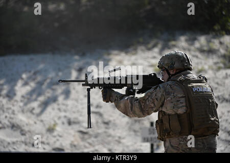 WESTHAMPTON BEACH, NY - Staff Sergeant Robert Converse, un membro della 106ª Ala di salvataggio delle forze di sicurezza Squadron incendi Il M249 Squad Arma automatica durante un evento di formazione presso la contea di Suffolk in gamma Westhampton Beach, NY il 24 agosto 2016. Le forze di sicurezza soci regolarmente il treno sull'uso e la manutenzione di tali armi, in aggiunta alla M4 carbine e M9 pistola. (US Air National Guard / Staff Sergente Christopher S. Muncy / rilasciato) Foto Stock