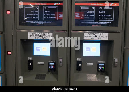 Self service locker a melbourne stazione ferroviaria Foto Stock