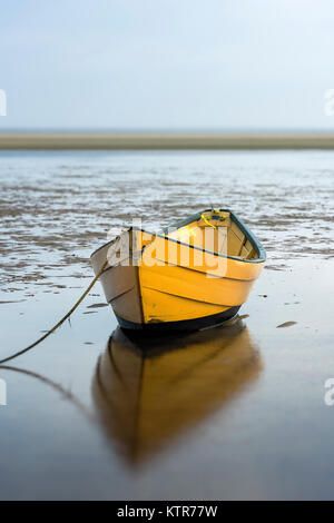 Lone dory su una mattina nuvoloso, Brewster, Cape Cod, Massachusetts, STATI UNITI D'AMERICA. Foto Stock