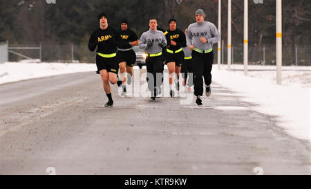 FORT DRUM - i soldati dal 27 della brigata di fanteria combattere Team condurre un esercito fisica test come parte della ventisettesima IBCT guerriero migliore concorrenza a Fort Drum, N.Y., 11 febbraio. In aggiunta alla APFT, i soldati dovevano andare prima di una pensione militare, completare una terra corso di navigazione, eseguire un otto miglia di ruck marzo, e superare una prova scritta come parte della brigata del livello di concorrenza. (U.S. Esercito foto di Sgt. Alexander rettore) Foto Stock