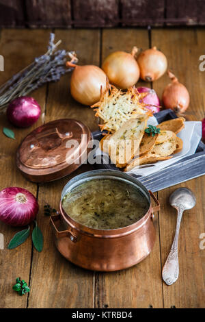 La zuppa di cipolla con pane secco e formaggio cheddar Foto Stock