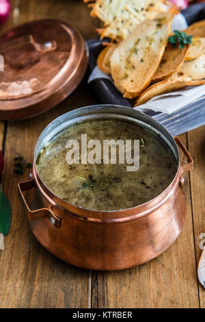 La zuppa di cipolla con pane secco e formaggio cheddar Foto Stock