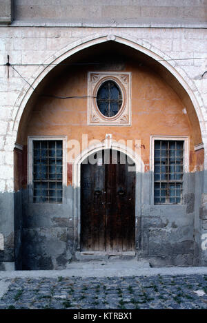 Elaborare portali decorati di ex case greche in Mustafapasa, precedentemente Sinasos, Nevsehir, Cappadocia, Turchia Foto Stock