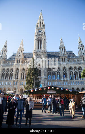 Vienna Town Hall, il Mercatino di Natale in piazza del Municipio Dicembre 2017 Foto Stock