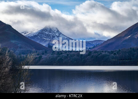 Newlands Valley attraverso Derwentwater con Robinson ricoperta di neve Foto Stock
