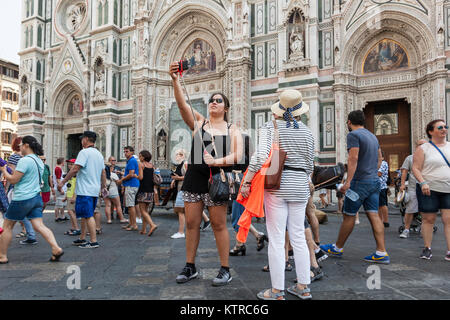 Selfie turistici al di fuori del Duomo di Firenze, Firenze, Italia Foto Stock