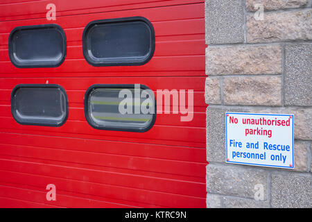 Stazione dei vigili del fuoco Servizi di emergenza non autorizzati segno parcheggio sulla parete Foto Stock
