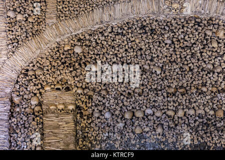 EVORA PORTOGALLO- Ottobre 20, 2015: la Capela dos Ossos (Cappella delle Ossa)Chiesa di San Francesco.La Cappella prende il suo nome perché i muri interni sono Foto Stock