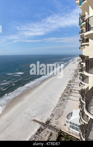 Il balcone di ogni camera di condomini lungo le spiagge di sabbia bianca di Orange Beach, Alabama Foto Stock