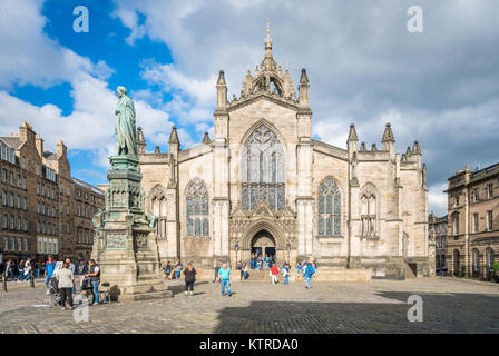 Facciata principale di la Cattedrale di St Giles a Edimburgo in un pomeriggio d'estate. Scozia Foto Stock