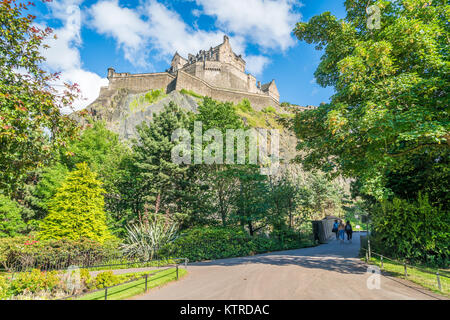 Il Castello di Edimburgo in un pomeriggio estivo come visto dai giardini di Princes Street, Scozia. Foto Stock