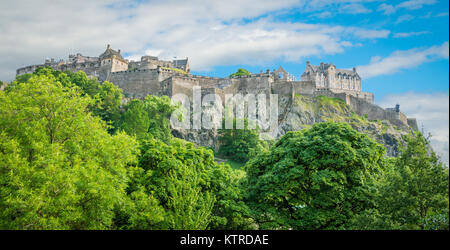 Il Castello di Edimburgo in un pomeriggio estivo come visto dai giardini di Princes Street, Scozia. Foto Stock