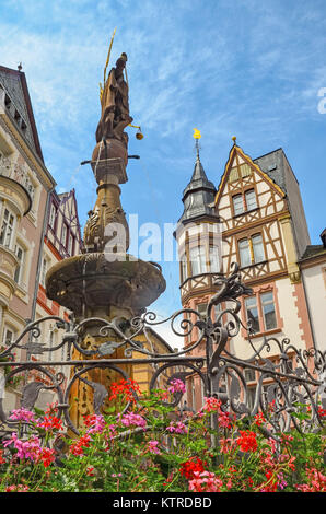 Valle della Mosella Germania: Vista della piazza del mercato e case con travi di legno nella città vecchia di Bernkastel-Kues, Germania Europa Foto Stock