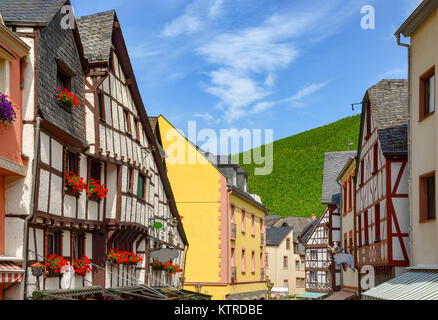 Valle della Mosella Germania: Vista della piazza del mercato e case con travi di legno nella città vecchia di Bernkastel-Kues, Germania Europa Foto Stock