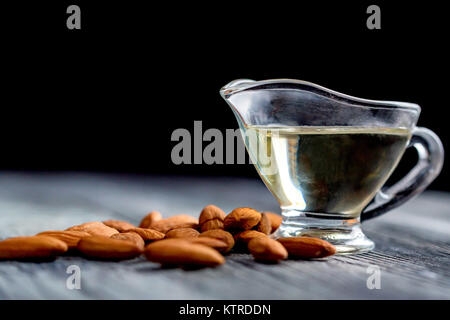 Olio di Mandorle dolci in un barattolo di vetro e kernel Foto Stock