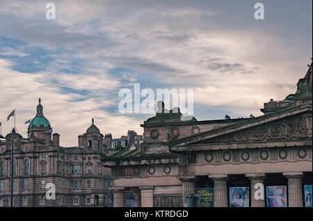 Dettagli architettonici di palazzi storici nella parte vecchia di Edimburgo Foto Stock