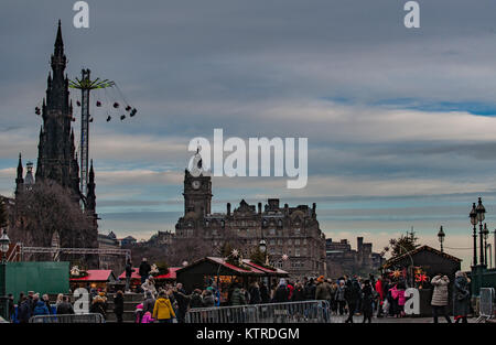 Mercatino di Natale di Edimburgo costruito tra Balloch hotel, Scotts monument e National Gallery of Scotland Foto Stock