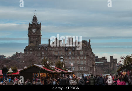 Mercatino di Natale di Edimburgo costruito tra Balloch hotel, Scotts monument e National Gallery of Scotland Foto Stock