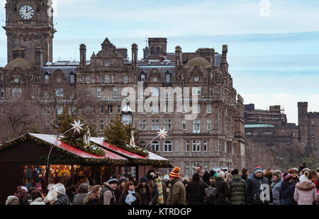 Mercatino di Natale di Edimburgo costruito tra Balloch hotel, Scotts monument e National Gallery of Scotland Foto Stock