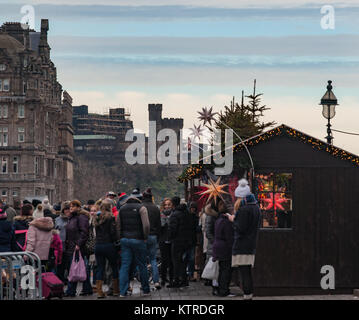 Mercatino di Natale di Edimburgo costruito tra Balloch hotel, Scotts monument e National Gallery of Scotland Foto Stock