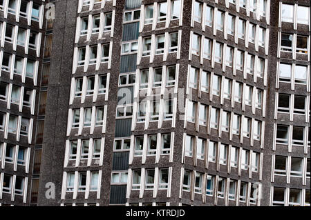 Un frammento di un brutto edificio costruito nel cuore di Edimburgo centro storico Foto Stock