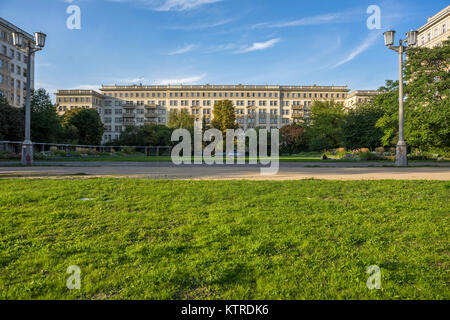 La gente a piedi oltre la Karl-Marx-Allee e godersi il bel tempo, Berlino 2017. Foto Stock