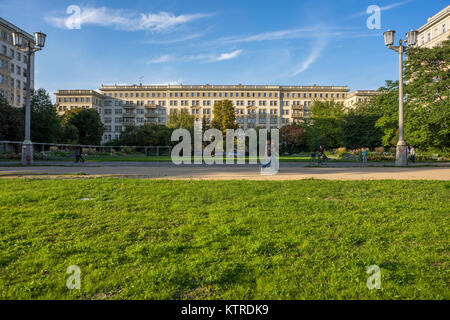 La gente a piedi oltre la Karl-Marx-Allee e godersi il bel tempo, Berlino 2017. Foto Stock