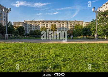 La gente a piedi oltre la Karl-Marx-Allee e godersi il bel tempo, Berlino 2017. Foto Stock