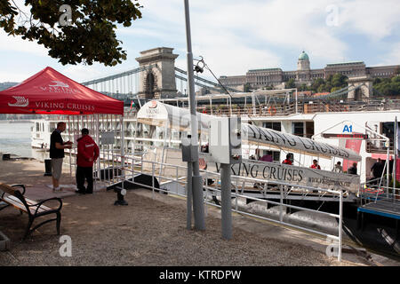 BUDAPEST - 18 settembre 2017: Le crociere Viking River Cruise nave ormeggiata lungo le rive del fiume Danubio in Ungheria. Il Vichingo le navi da crociera sono Foto Stock