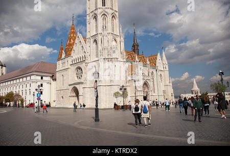 La Chiesa di San Mattia è una chiesa cattolica romana si trova a Budapest, in Ungheria, di fronte al Bastione del Pescatore nel cuore di Buda è il quartiere del castello. Foto Stock