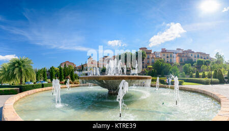 NAKHON RATCHASIMA, Thailandia, Dicembre 24, 2017 : grande fontana amd Toscana valley town square italia edificio stile di decorazione su sfondo, residente r Foto Stock