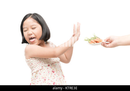 Bambino asiatico ragazza con espressione di disgusto contro la verdura isolati su sfondo bianco, rifiutando il concetto di cibo Foto Stock