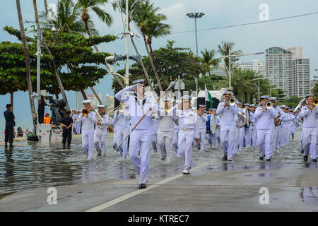 Pattaya, Tailandia - 19 Novembre 2017: marina tailandese sfilano marciando in occasione del cinquantesimo anniversario dell'ASEAN flotta internazionale Review 2017 presso la spiaggia di Pattaya Foto Stock