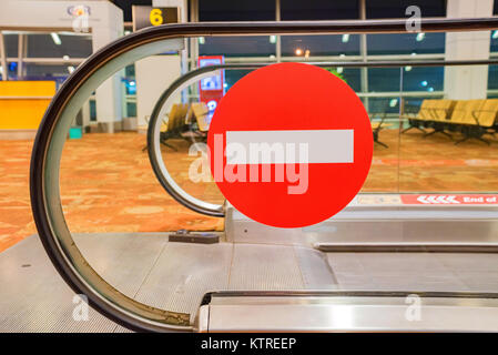 Close up nessun segno di entrata sul tapis roulants airport Foto Stock