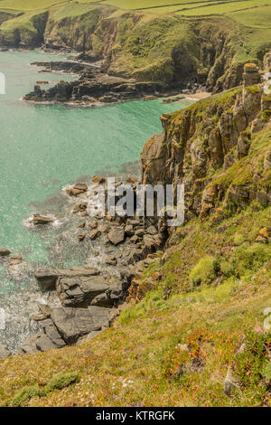 Housel Cove vicino a Lizard Point, Cornwall, Regno Unito. Foto Stock