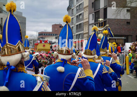 Tradizionale sfilata di carnevale a Colonia il carnevale (Kölner Karneval) su Rose lunedì (Rosenmontag) presso la città di Colonia, Germania. Foto Stock