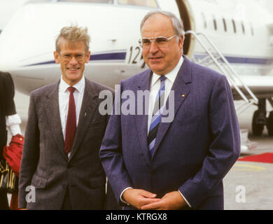 CDU Leader Helmut Kohl che arrivano a Stoccolma e il Primo ministro svedese Ingvar Carlsson Foto Stock