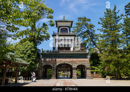 Kanazawa - Giappone, 11 Giugno 2017: Santuario gate del Oyama jinja Santuario, una miscela di cucina Cinese e Giapponese e stili europei Foto Stock