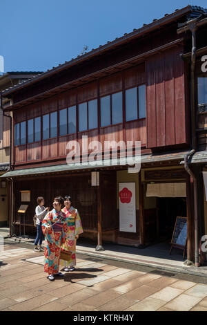Kanazawa - Giappone, 11 Giugno 2017: donne in kimono a piedi nel centro storico di Higashi Chaya District, Kanazawa City, Ishikawa Prefettura Foto Stock
