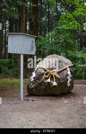 Fujiyoshida city - Giappone, 13 giugno 2017; Sacra roccia segnata da Shimenawa al Fujiyoshida Sengen Santuario, significando l'ingresso a un confine di una Foto Stock