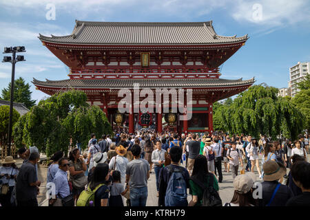 Tokyo - Giappone, 17 giugno 2017; turisti in epoca Edo Hozomon entrata di Sensoji, noto anche come Tempio di Asakusa Kannon Asakusa, Foto Stock