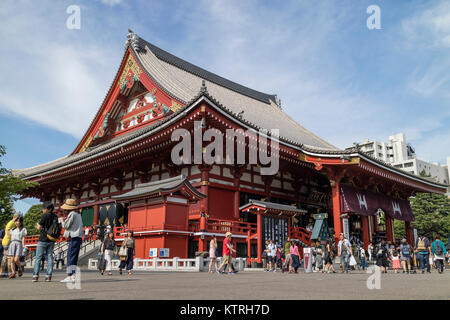 Tokyo - Giappone, 17 giugno 2017; Senso ji Tempio di Asakusa, storico monumento buddista, visitato da turisti Foto Stock