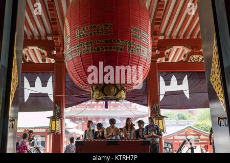 Tokyo - Giappone, 17 giugno 2017; Ingresso all'edificio principale del Tempio di Senso-ji, la camera denominata "dea" (di Kannon-do) in Asakusa Foto Stock