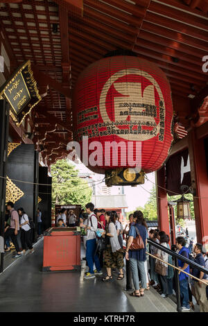 Tokyo - Giappone, 17 giugno 2017; Ingresso all'edificio principale del Tempio di Senso-ji, la camera denominata "dea" (di Kannon-do) in Asakusa Foto Stock