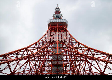 Tokyo - Giappone, 18 Giugno 2017: la Torre di Tokyo, le comunicazioni e la torre di osservazione a Shiba-koen distretto di Minato Foto Stock