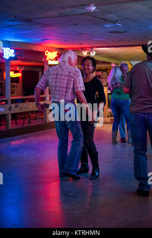 Austin, Texas - Giugno 13, 2014: giovane Dancing in the Broken Spoke dance hall di Austin, Texas, Stati Uniti d'America Foto Stock