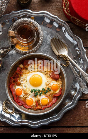 Bagno turco indurito di manzo e uova fritte in padella di rame, la prima colazione tradizionale, vista dall'alto Foto Stock